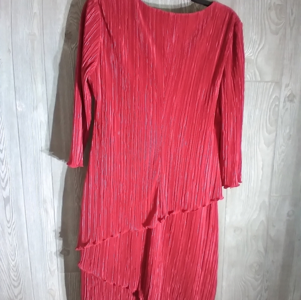 Connected red layered dress - Picture 3 of 9